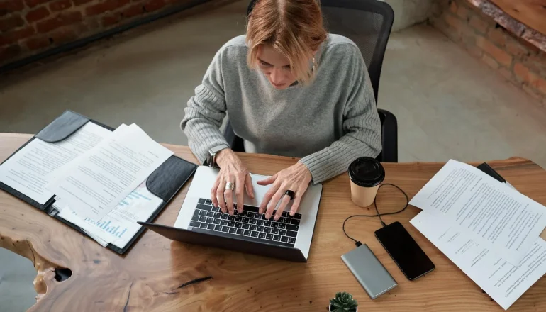 Master your workday despite tinnitus. Use these expert tips for better focus and reach out to a professional for lasting relief.